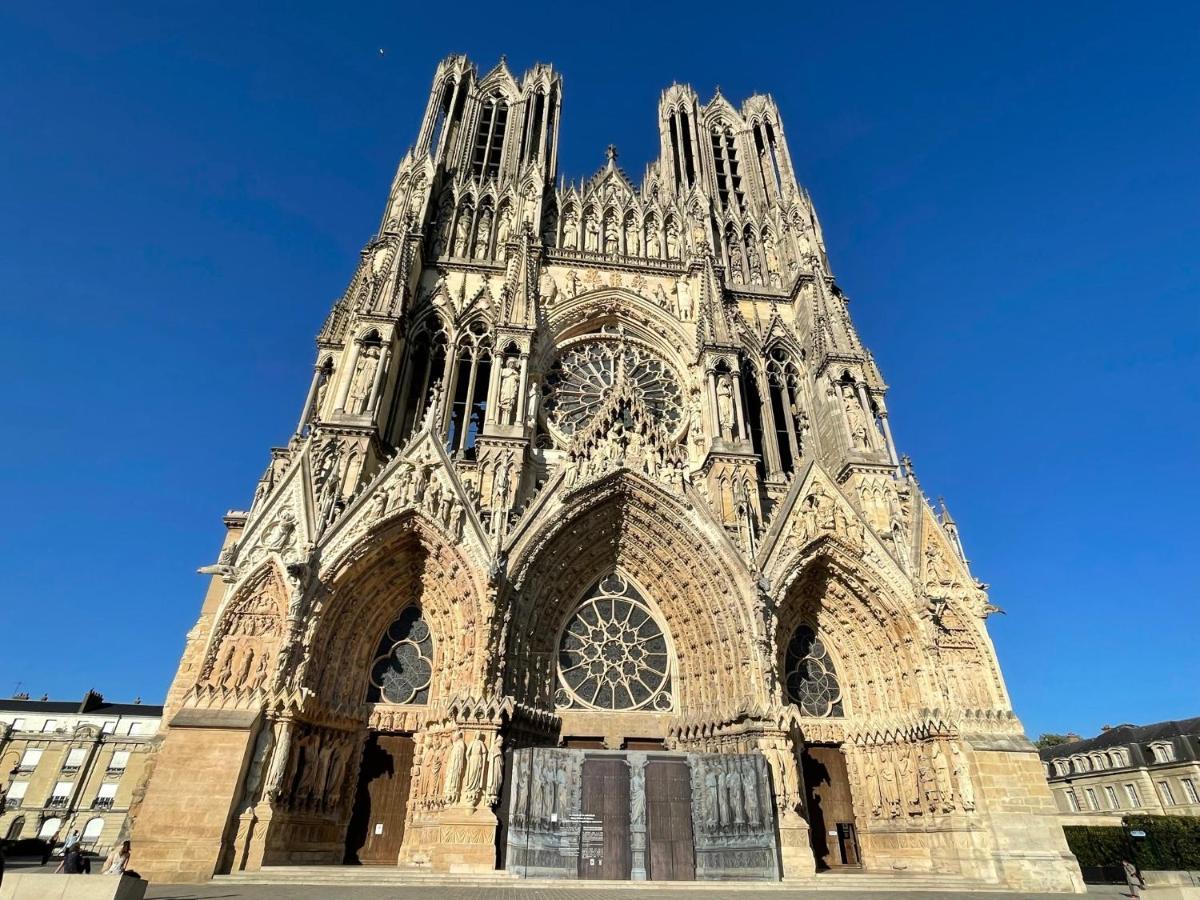 Charme de l'ancien pour cet appartement entièrement rénové dans l'hypercentre de Reims Exterior foto