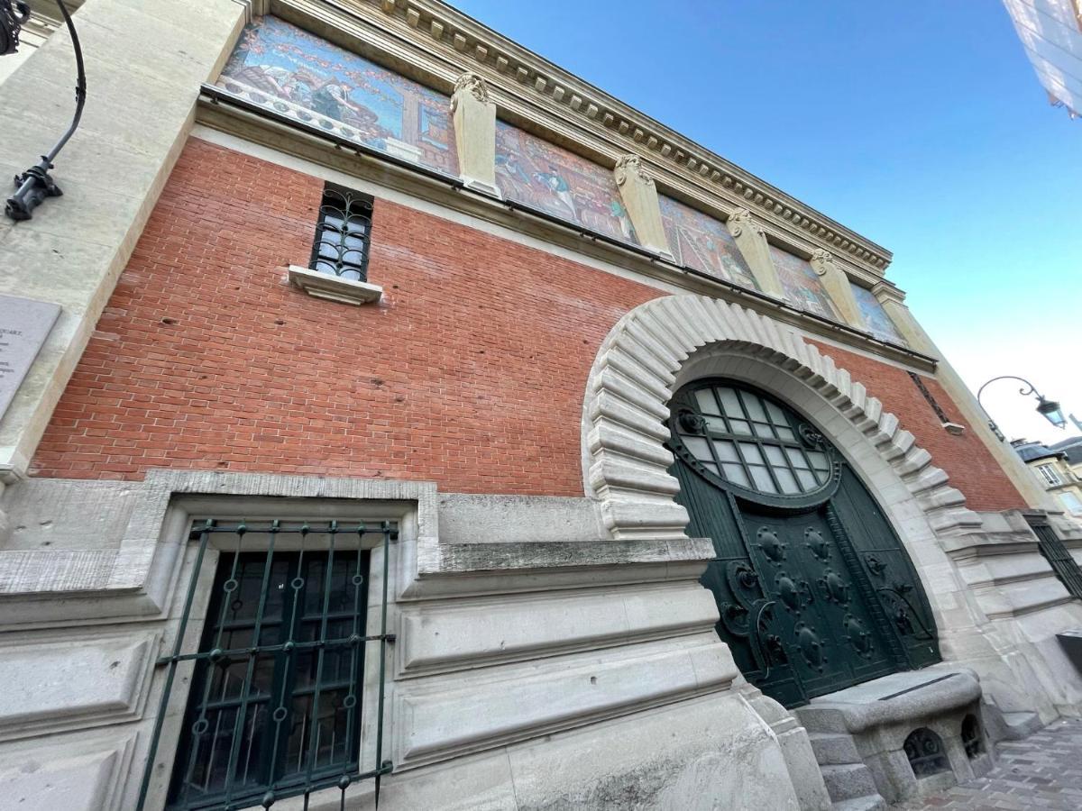 Charme de l'ancien pour cet appartement entièrement rénové dans l'hypercentre de Reims Exterior foto