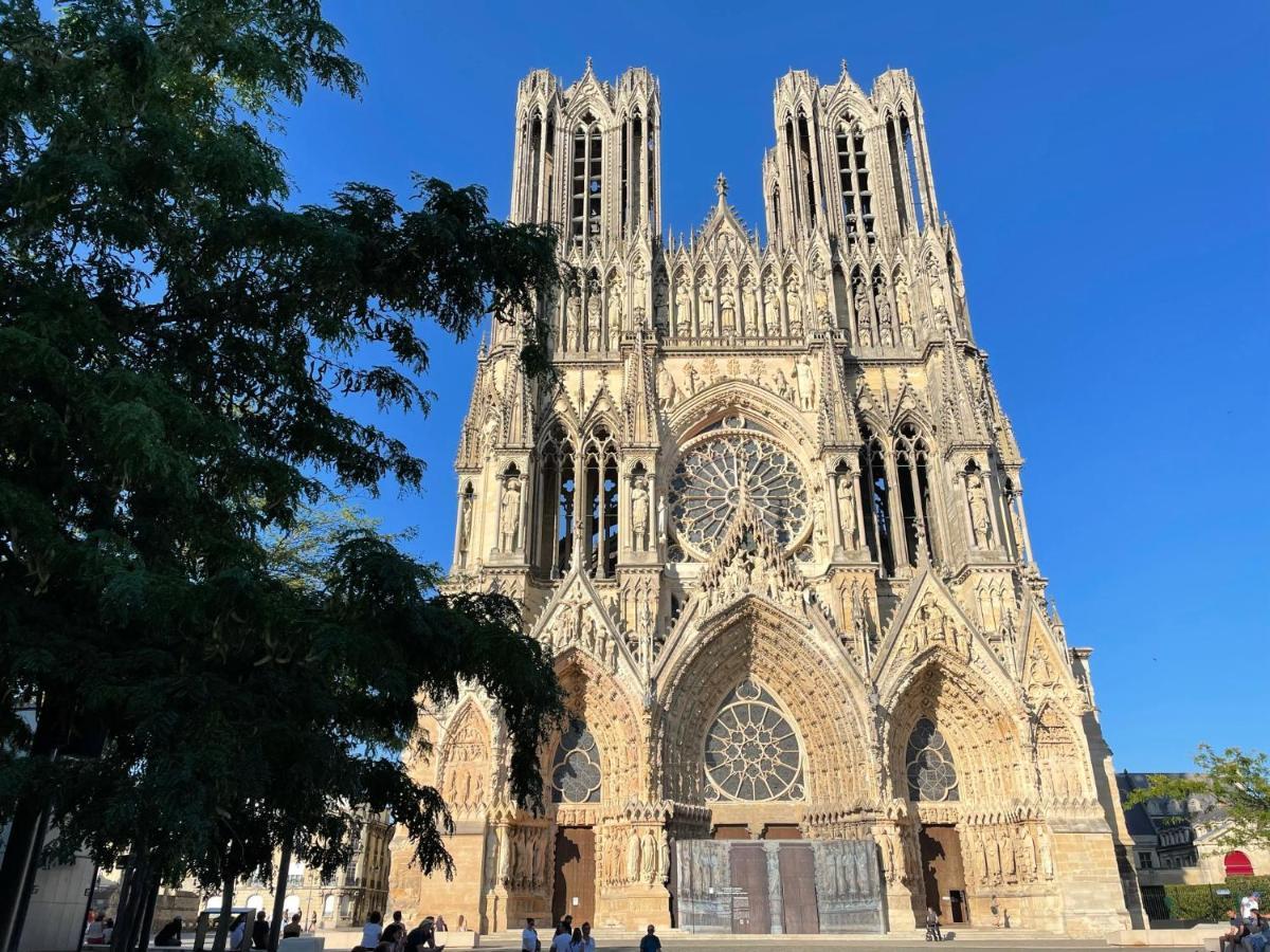 Charme de l'ancien pour cet appartement entièrement rénové dans l'hypercentre de Reims Exterior foto