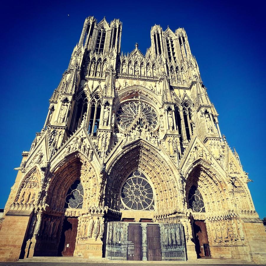 Charme de l'ancien pour cet appartement entièrement rénové dans l'hypercentre de Reims Exterior foto
