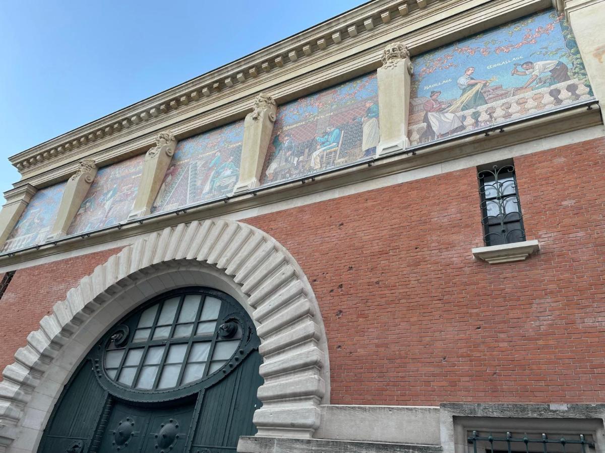 Charme de l'ancien pour cet appartement entièrement rénové dans l'hypercentre de Reims Exterior foto
